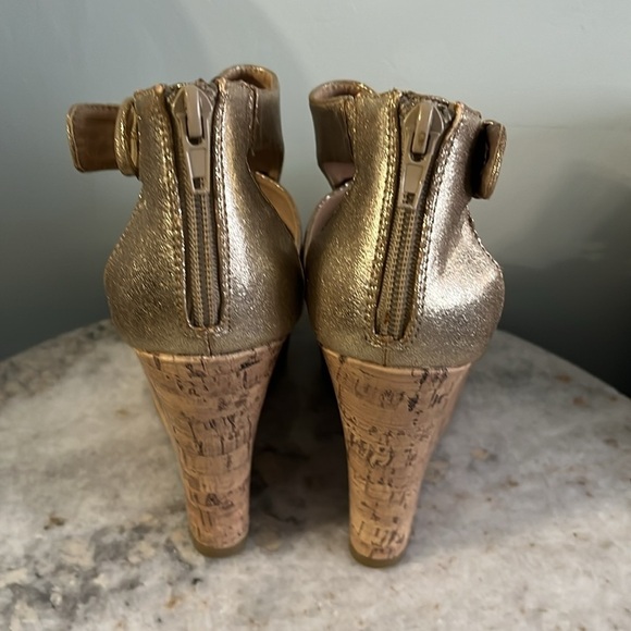 GUESS gold Sandals cork wedges size 7.5 - Picture 4 of 6